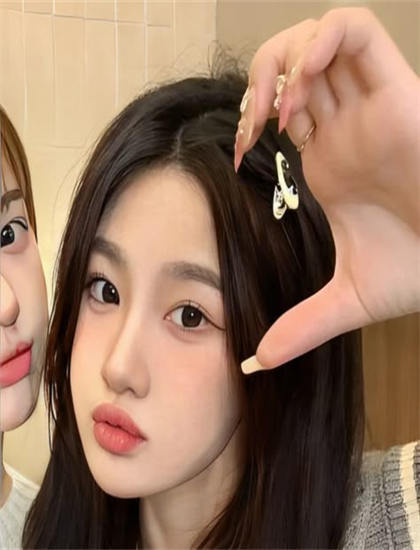 表演艺术解析：《被放逐的滚石》的群像表演的整体效果与个体特色 感受表演的情感力量